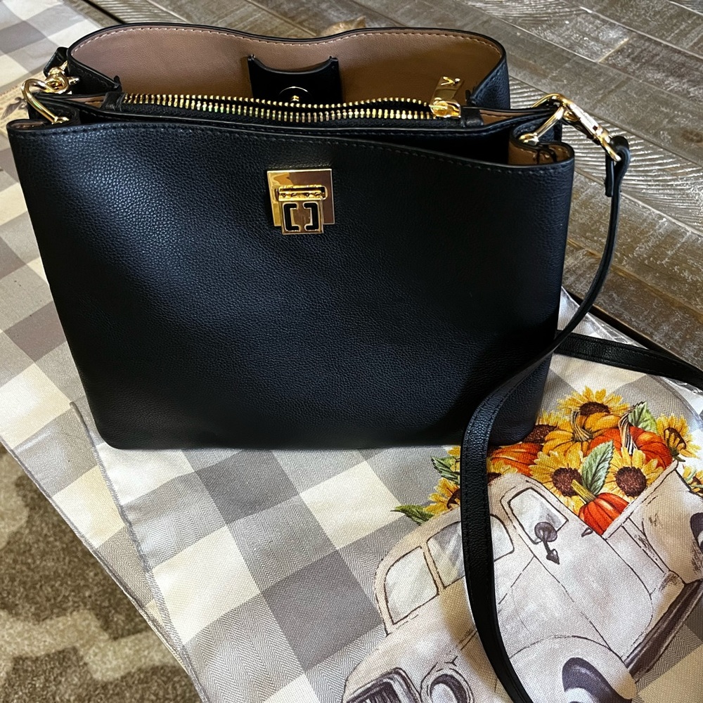 Black bag by k Swiss. Nearly new condition. Great for all your necessities